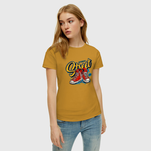 Женская футболка хлопок с принтом Сникерсы street style, фото на моделе #1