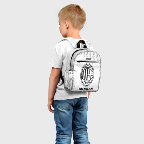 Детский рюкзак 3D с принтом AC Milan с потертостями на светлом фоне, фото на моделе #1