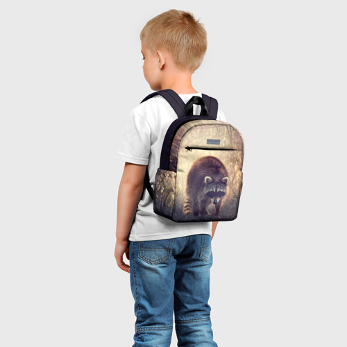Детский рюкзак 3D с принтом Любопытный енот, фото на моделе #1