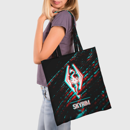 Шоппер 3D с принтом Skyrim в стиле glitch и баги графики на темном фоне, фото на моделе #1
