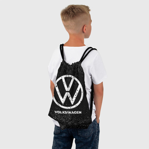 Рюкзак-мешок 3D Volkswagen с потертостями на темном фоне - фото 4
