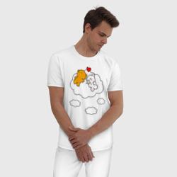 Пижама с принтом Влюбленные медвежата на облаке для мужчины, вид на модели спереди №2. Цвет основы: белый