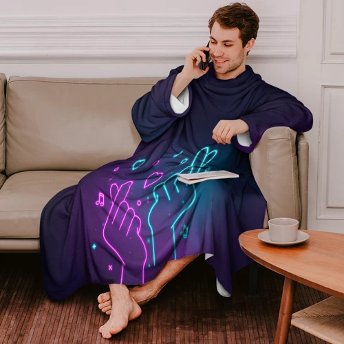 Плед с рукавами с принтом Корейский символ любви - Неон, фото на моделе #1