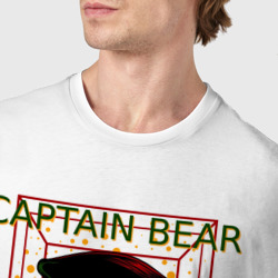 Футболка с принтом Медведь капитан с бородой для мужчины, вид на модели спереди №4. Цвет основы: белый