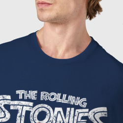 Футболка с принтом The Rolling Stones 78 для женщины, вид на модели спереди №4. Цвет основы: темно-синий