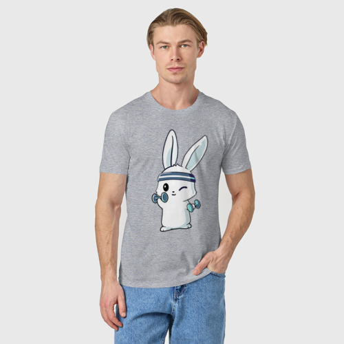 Мужская футболка хлопок с принтом Прикольный зайчишка пауэрлифтер, фото на моделе #1