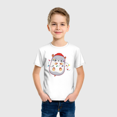 Детская футболка хлопок с принтом Грызун играет с гирляндой, фото на моделе #1