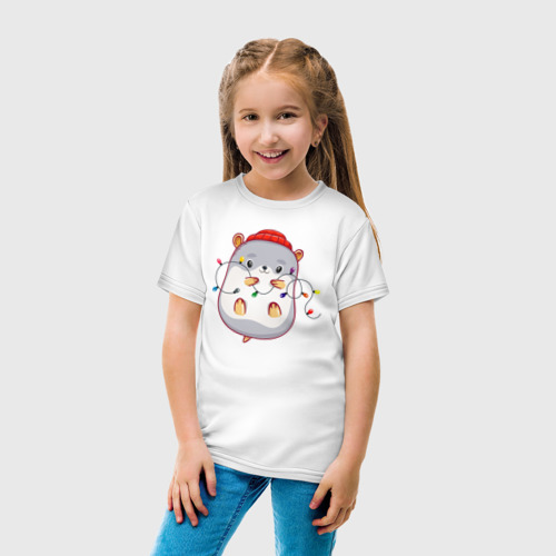 Детская футболка хлопок с принтом Грызун играет с гирляндой, вид сбоку #3