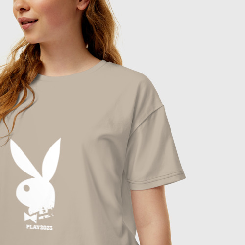 Женская футболка хлопок Oversize с принтом Черный кролик с надписью play2023, фото на моделе #1