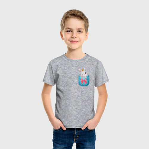 Детская футболка хлопок с принтом Зайка в кармане, фото на моделе #1