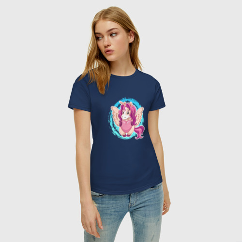 Женская футболка хлопок с принтом Мультяшный единорог с сердцем, фото на моделе #1