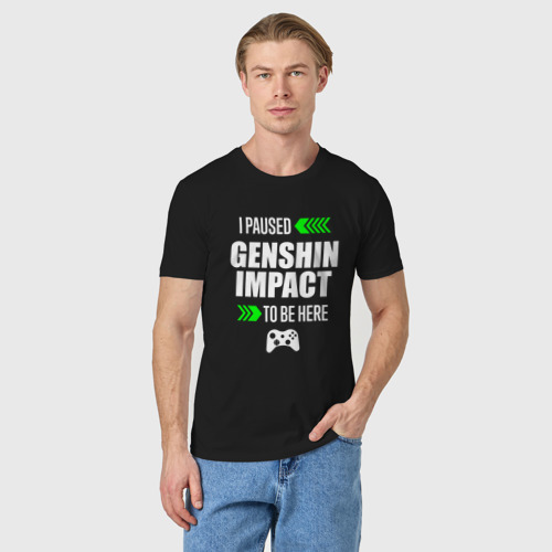 Мужская футболка хлопок с принтом I paused Genshin Impact to be here с зелеными стрелками, фото на моделе #1