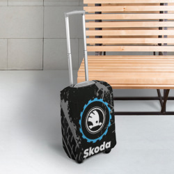 Чехол для чемодана 3D Skoda в стиле Top Gear со следами шин на фоне - фото 2