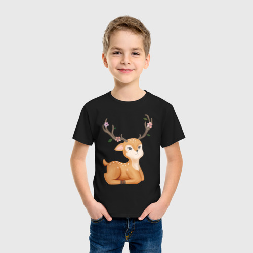 Детская футболка хлопок с принтом Милый оленёнок с цветими прилёг, фото на моделе #1