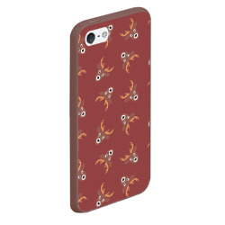 Чехол для iPhone 5/5S матовый Эстетика: праздничные олени на бордовом фоне - фото 2