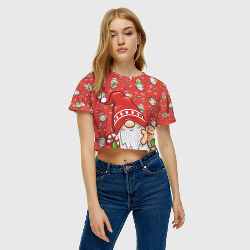 Женская футболка Crop-top 3D Новогодний гном с пряником, цвет 3D печать - фото 4