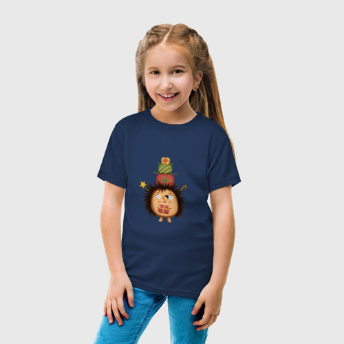 Детская футболка хлопок с принтом Ёжик с Новогодними подарками, вид сбоку #3