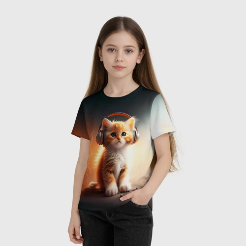 Детская футболка 3D с принтом Милый рыжий котёнок в наушниках, фото на моделе #1