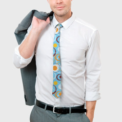 Галстук с принтом Круги и оружности разноцветные для мужчины, вид на модели спереди №3. Цвет основы: белый