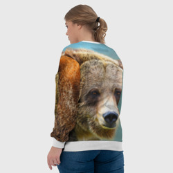 Свитшот с принтом Русский бурый медведь для женщины, вид на модели сзади №3. Цвет основы: белый
