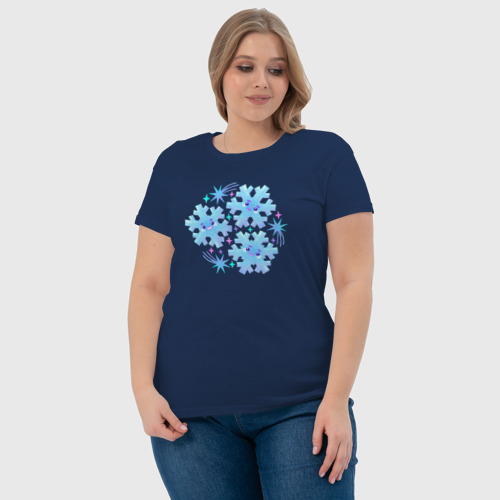 Женская футболка хлопок Три забавные снежинки с разноцветными звездами, цвет темно-синий - фото 6