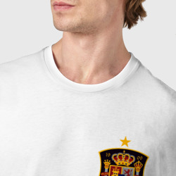 Футболка с принтом Сборная Испании логотип для мужчины, вид на модели спереди №4. Цвет основы: белый