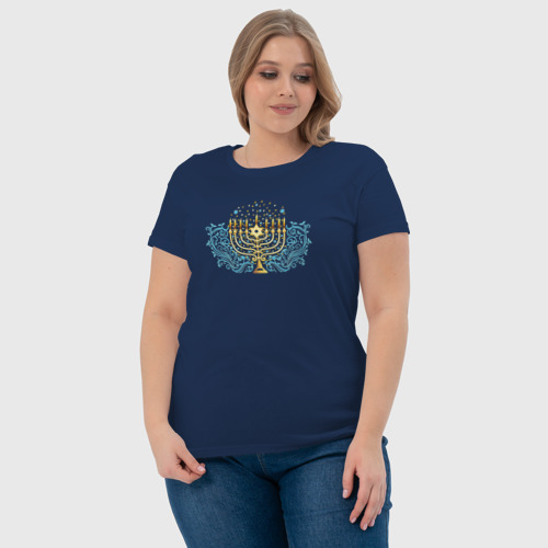Женская футболка хлопок Золотая менора с синим цветочным узором, цвет темно-синий - фото 6