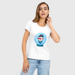 Женская футболка хлопок Slim Портрет снеговика в снежном шаре - фото 2