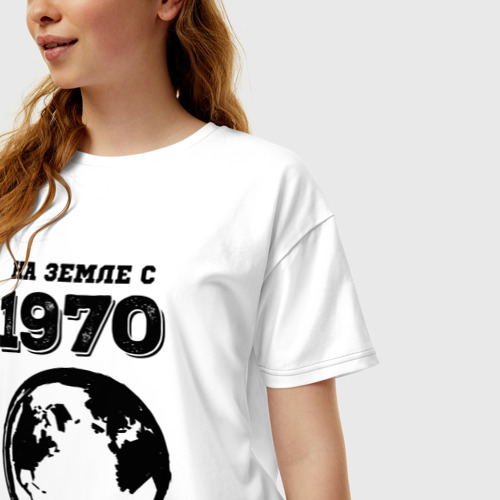 Женская футболка хлопок Oversize На Земле с 1970 с краской на светлом, цвет белый - фото 3