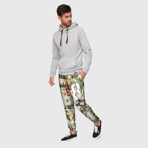 Мужские брюки 3D Восьмёрка на фоне рваных афиш, цвет 3D печать - фото 3