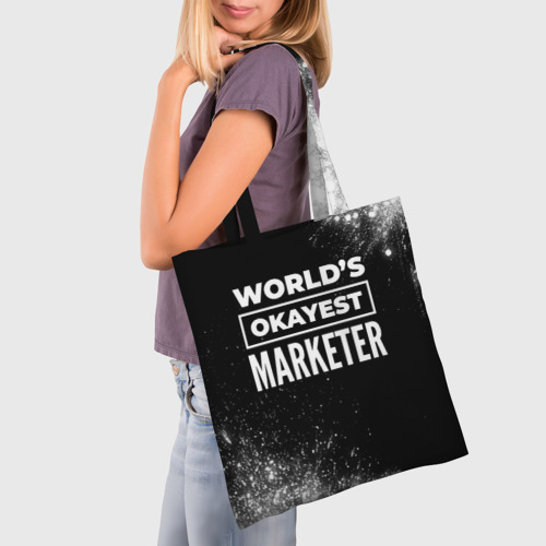 Шоппер 3D с принтом World's okayest marketer - dark, фото на моделе #1