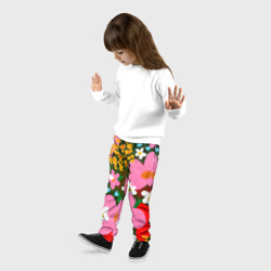 Брюки с принтом Цветной цветочный паттерн для ребенка, вид на модели спереди №2. Цвет основы: черный