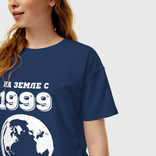 Женская футболка хлопок Oversize с принтом На Земле с 1999 с краской на темном, фото на моделе #1