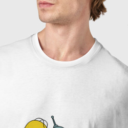 Футболка с принтом Drunk Homer and Bender для мужчины, вид на модели спереди №4. Цвет основы: белый