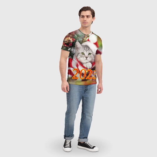 Мужская футболка 3D с принтом Котенок в новогодней шапочке, вид сбоку #3
