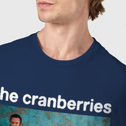 Футболка с принтом The Cranberries rock для мужчины, вид на модели спереди №4. Цвет основы: темно-синий