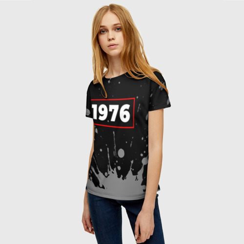 Женская футболка 3D с принтом 1976 - в красной рамке на темном, фото на моделе #1