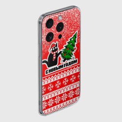 Чехол для iPhone 15 Pro силиконовый с защитой камеры С новым годом - котик и ёлка - фото 2