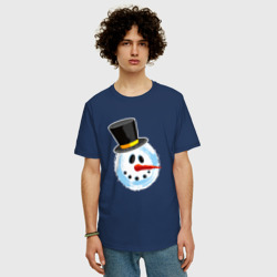 Футболка с принтом Голова мультяшного снеговика для мужчины, вид на модели спереди №2. Цвет основы: темно-синий
