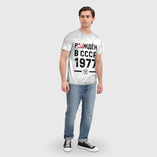 Мужская футболка 3D с принтом Рождён в СССР в 1977 году на светлом фоне, вид сбоку #3