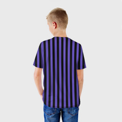 Футболка с принтом Школьная форма фиолетовая Wednesday для ребенка, вид на модели сзади №2. Цвет основы: белый