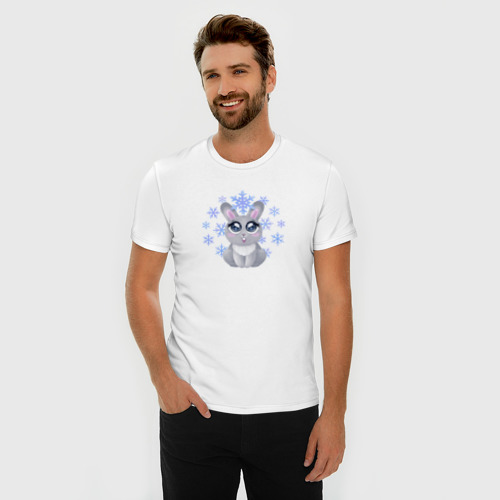 Мужская футболка хлопок Slim с принтом Милый зайчонок смотрит на снежинку, фото на моделе #1