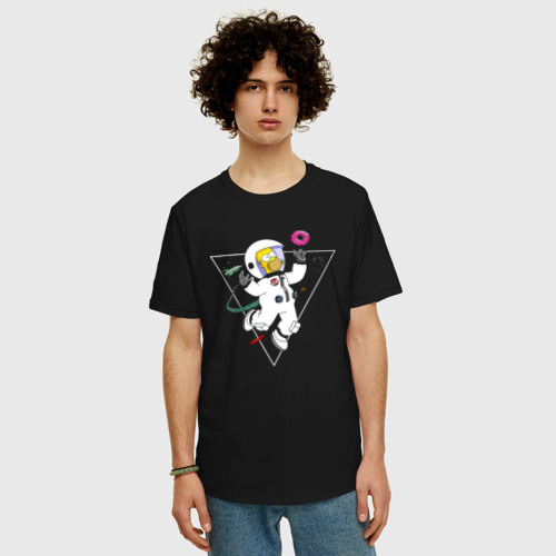 Мужская футболка хлопок Oversize с принтом Гомер Симпсон ловит в космосе пончик, фото на моделе #1