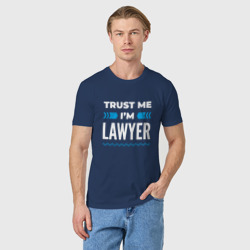 Футболка с принтом Trust me I'm lawyer для мужчины, вид на модели спереди №2. Цвет основы: темно-синий
