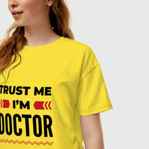 Женская футболка хлопок Oversize с принтом Trust me - I'm doctor, фото на моделе #1