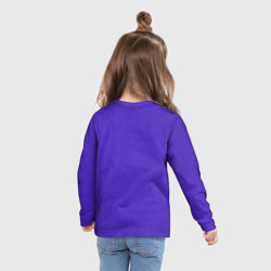 Лонгслив с принтом Яркий сиреневый с пятнами текстурированными для ребенка, вид на модели сзади №3. Цвет основы: белый