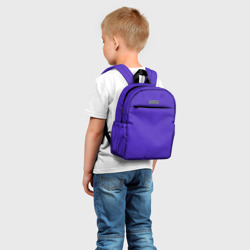 Рюкзак с принтом Яркий сиреневый с пятнами текстурированными для ребенка, вид на модели спереди №2. Цвет основы: белый