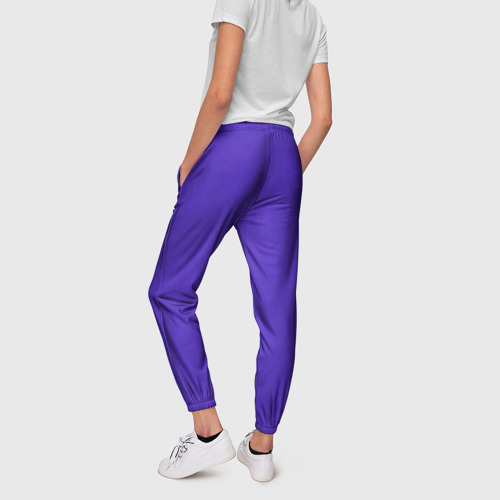 Женские брюки 3D с принтом Яркий сиреневый текстурированный, вид сзади #2