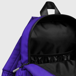 Рюкзак с принтом Яркий сиреневый с пятнами текстурированными для ребенка, вид на модели спереди №4. Цвет основы: белый