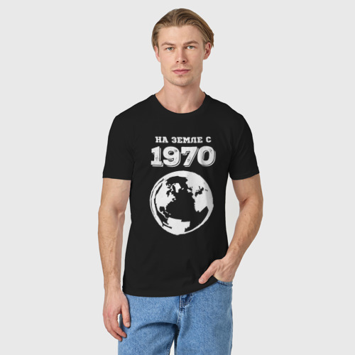 Мужская футболка хлопок с принтом На Земле с 1970 с краской на темном, фото на моделе #1
